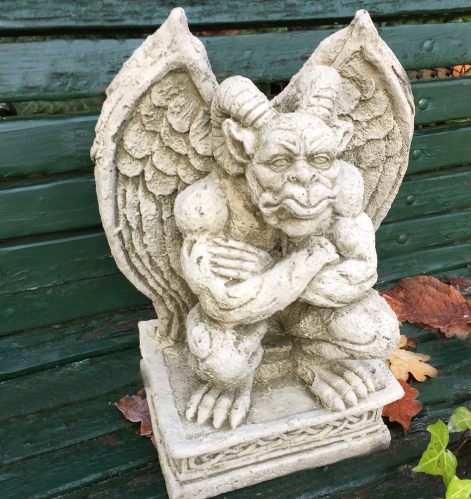 Gargoyle mit Ziegenhörnern - Steinfigur Wächter Tor Dekoration Pfeiler Figuren
