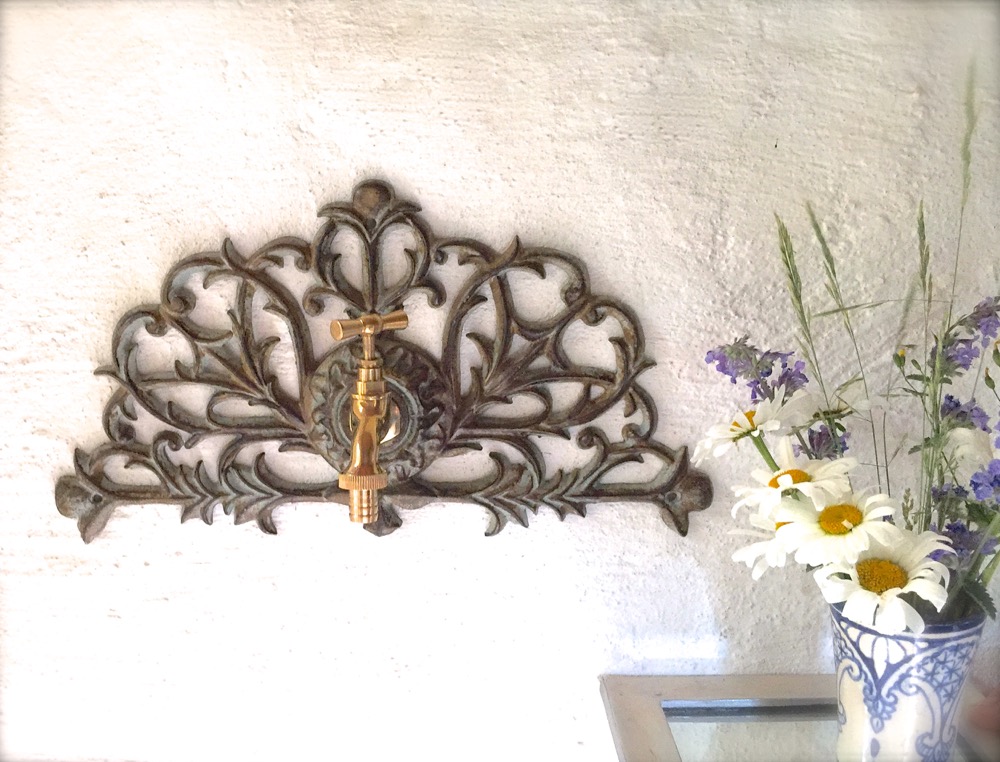 Garten-Deko Wand-Ornament mit Wasserhahn Messing - Wandbrunnen Landhausstil