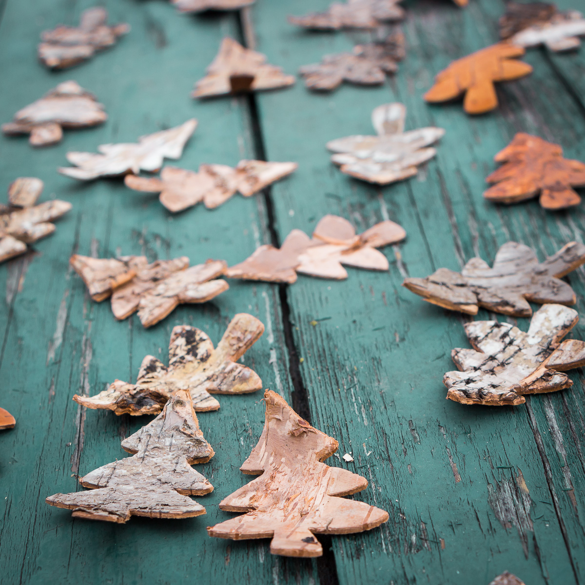 Wundervolle Streudeko aus Birkenrinde, Tannenbaum aus Borke, hübsche Tischdeko