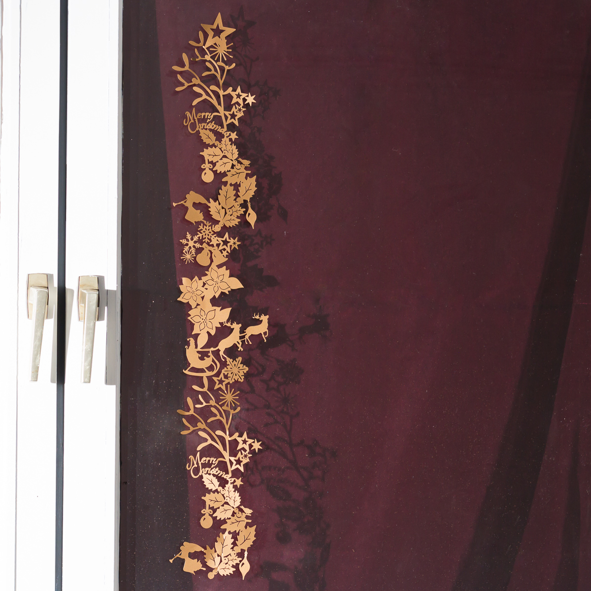 Schöne Fenstergirlande, Silhouettenbild, Fensterschmuck zu Weihnachten