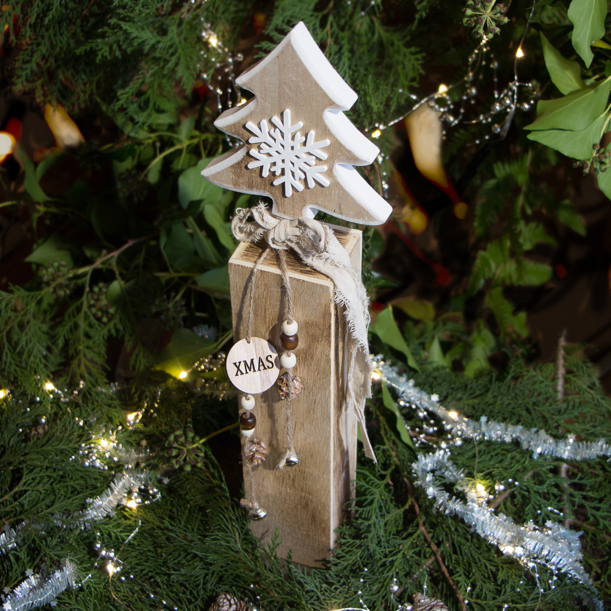 Schöne Holzskulptur, Tannenbaum aus Vollholz, Tischdeko für das Weihnachtsfest