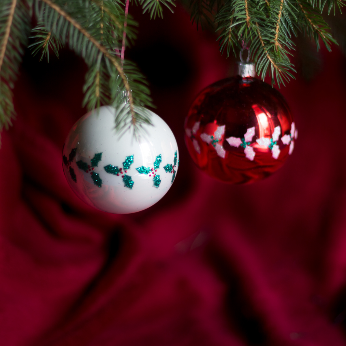 Nistelmotiv auf 6 Weihnachtskugeln, mundgeblasene Christbaumkugeln, Weiß und Rot