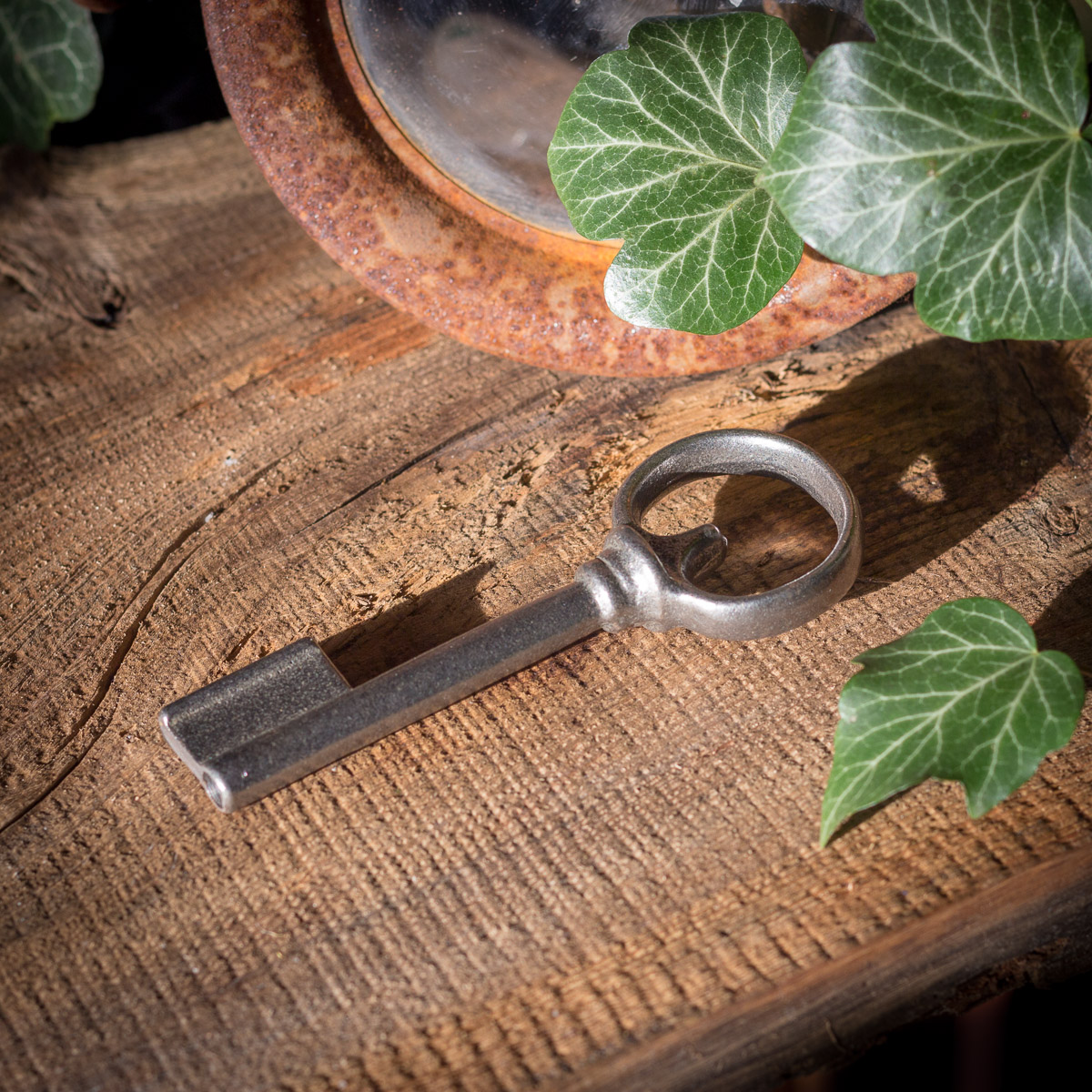 Mittelalterlicher Schlüssel groß als Dekoration, antiker Buntbartschlüssel