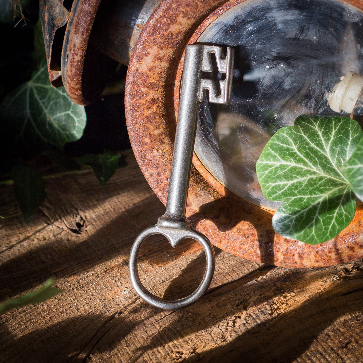 Antiker Buntbartschlüssel als Dekoration, mittelalterlicher Schlüssel