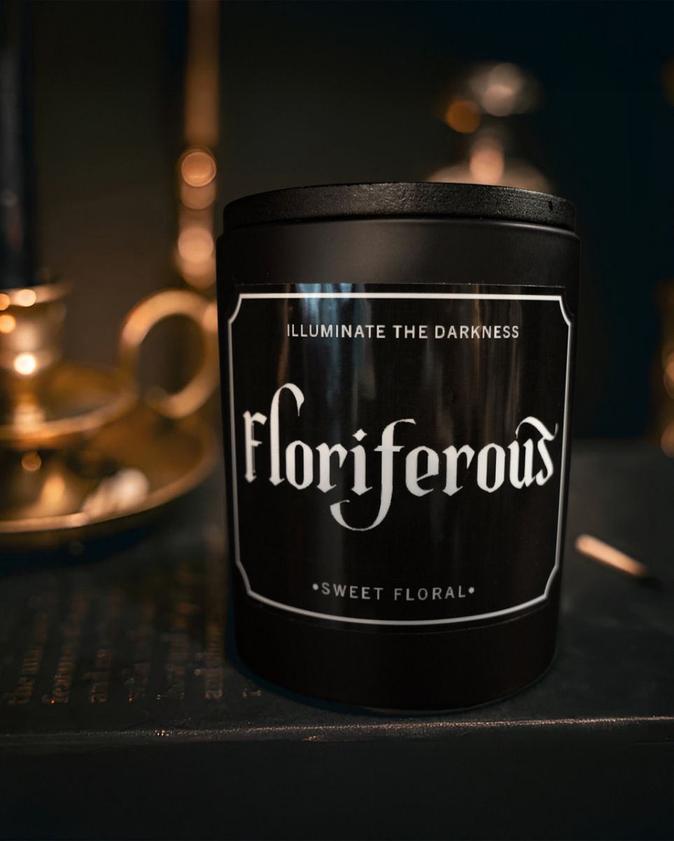 Floriferous Gothic Duftkerze in schwarzer Metalldose