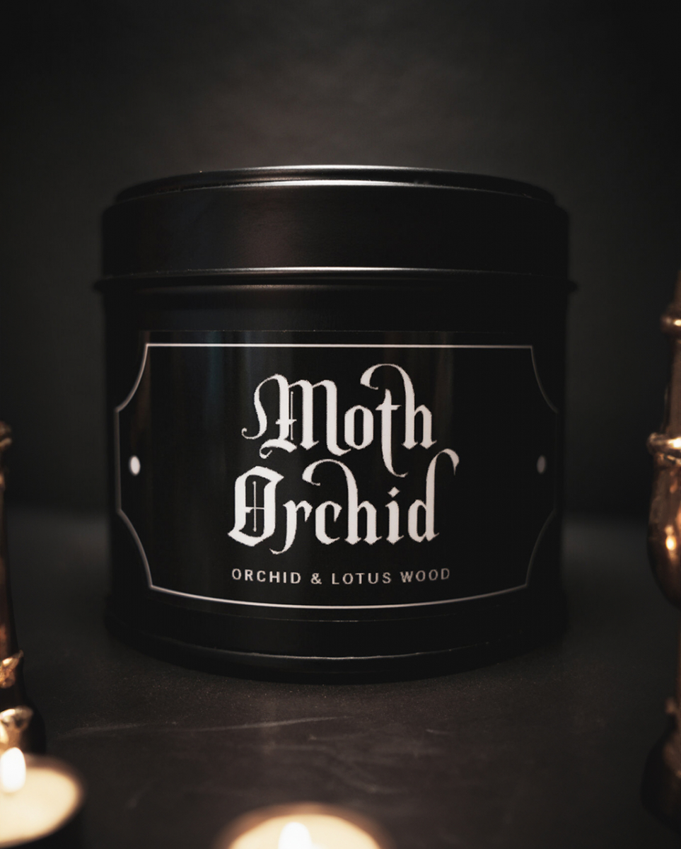 Moth Orchid Gothic Duftkerze in schwarzer Metalldose