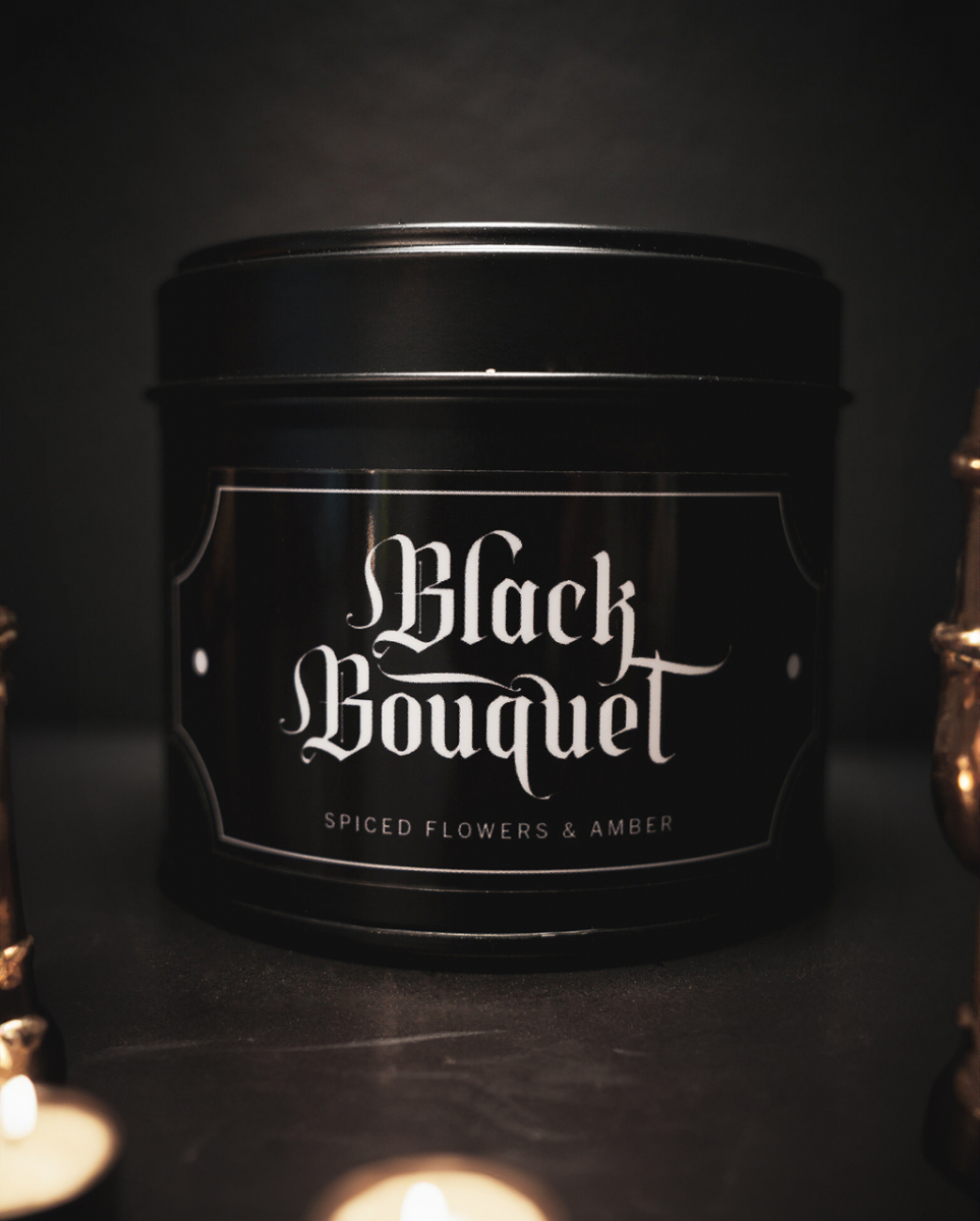 Schwarzer Blumenstrauß Gothic Duftkerze in schwarzer Metalldose