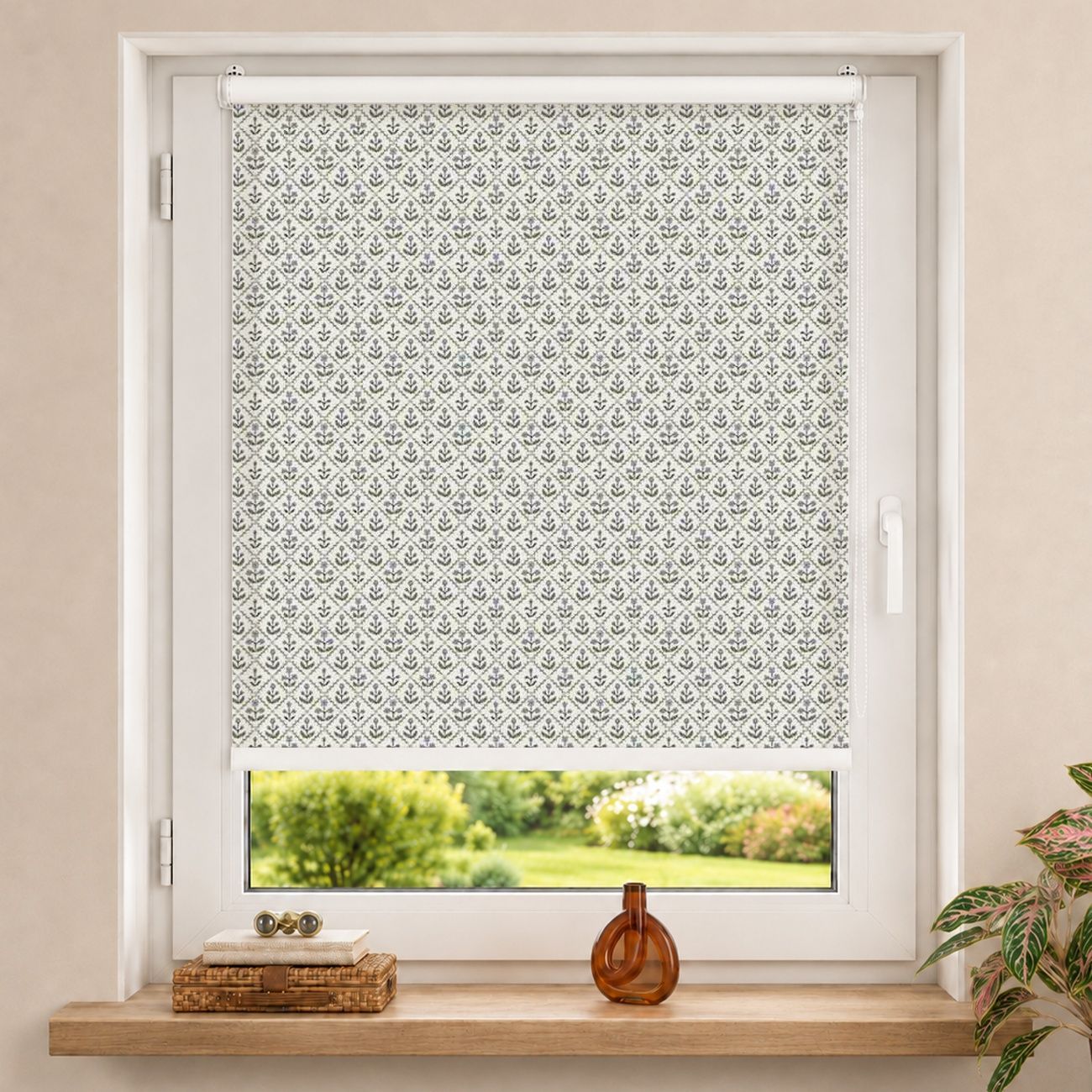 Rollo Zarter Blumenblockdruck auf Cremebeige