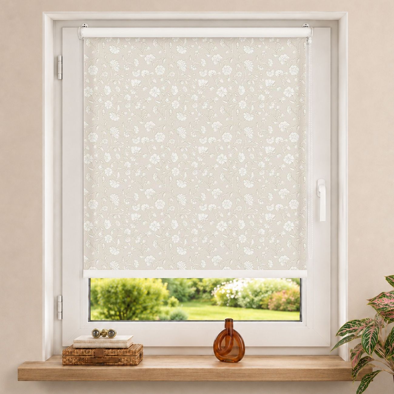 Rollo Zarter weißer Blumenblockdruck auf Beige