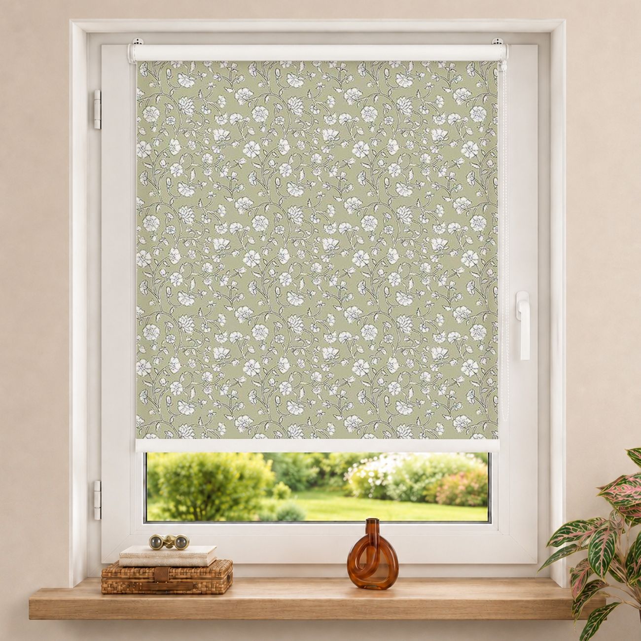 Rollo Zarter weißer Blumenblockdruck auf Salbeigrün