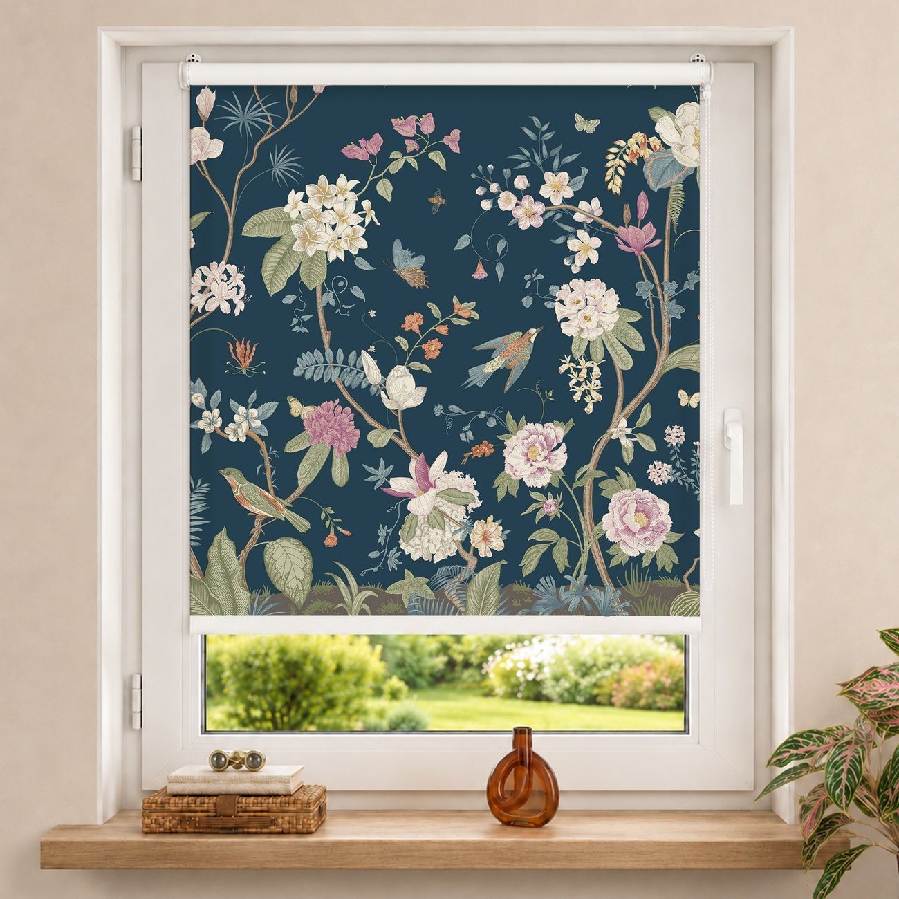 Rollo Illustrierte Blumen Chinoiserie auf Dunkelblau