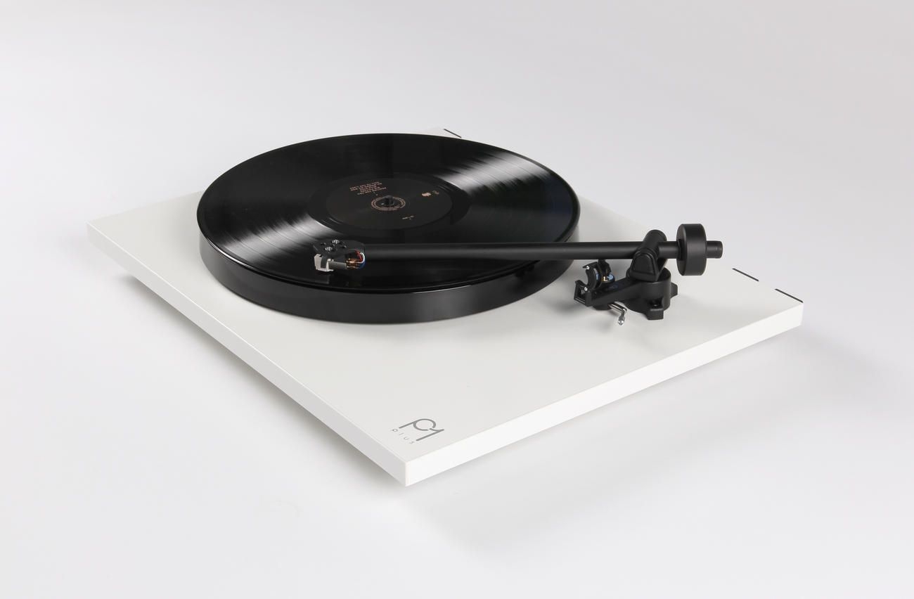 Rega Planar 1 PLUS - Plattenspieler mit Phonovorstufe und RB110, Weiß Matt | Neu