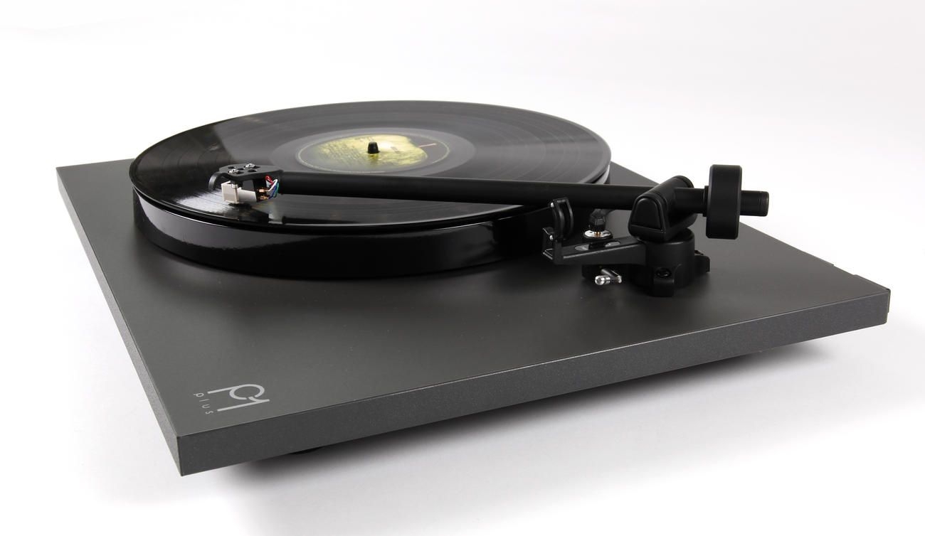 Rega Planar 1 PLUS - Plattenspieler mit Phonovorstufe und RB110, Schwarz Matt | Neu