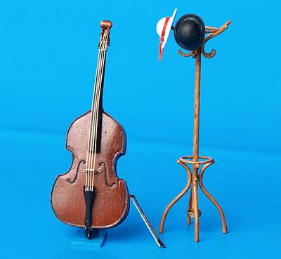 Bass und Kleiderständer