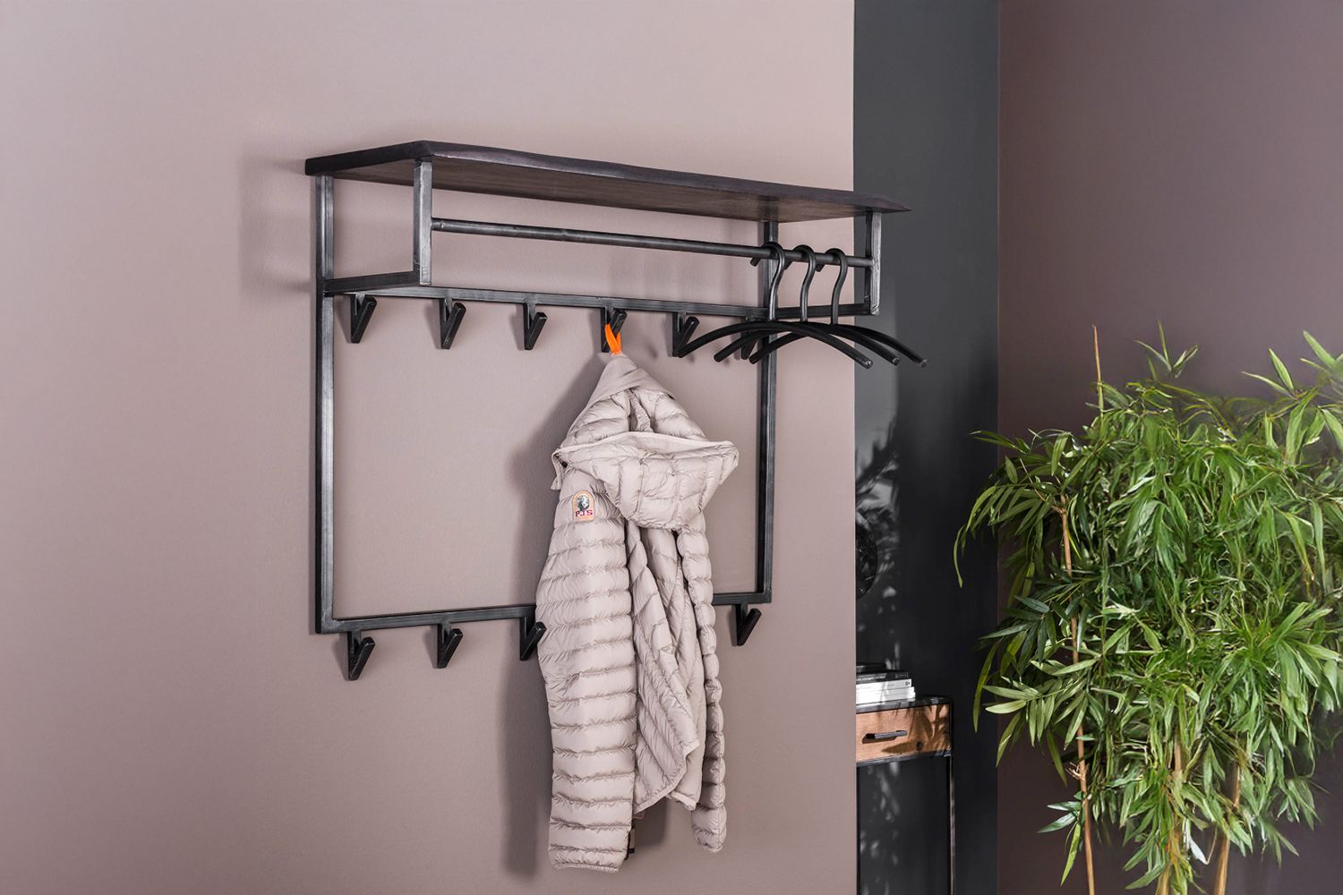 KAWOLA Garderobe ADORA Akazie Metall Hutablage 12 Haken schwarz