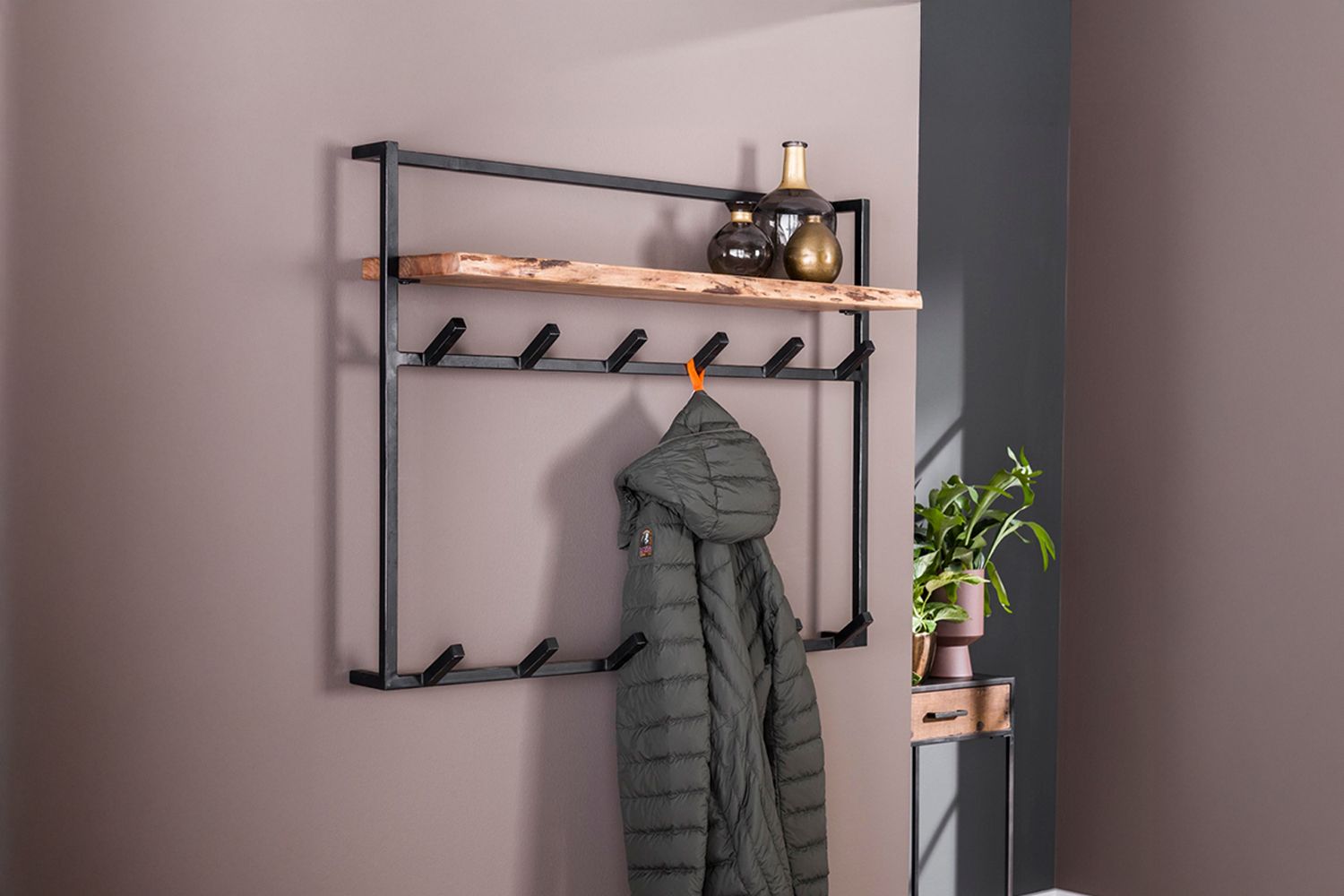 KAWOLA Garderobe RAICA Akazie Metall Hutablage 12 Haken schwarz