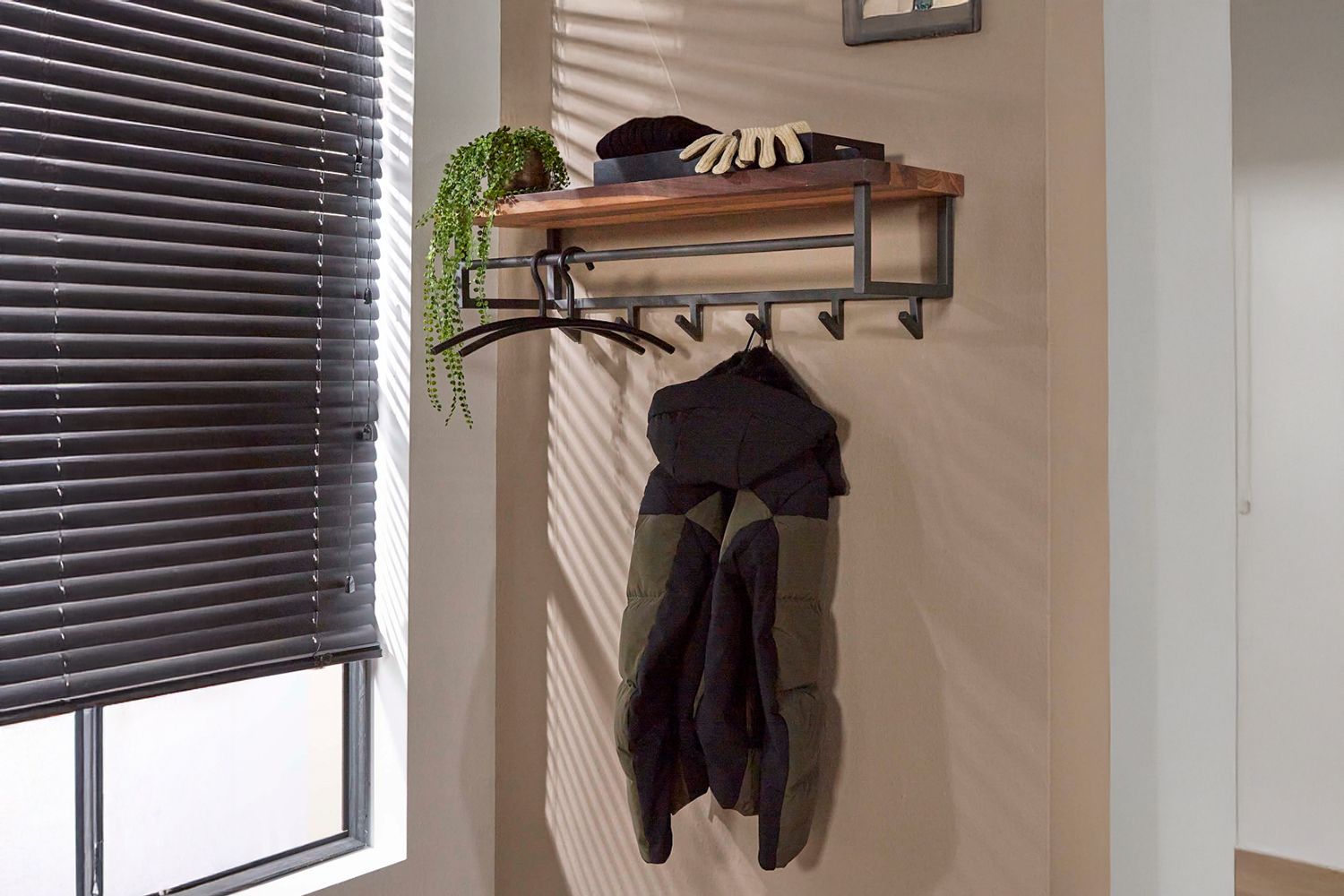 KAWOLA Garderobe ADELIA Nussbaum Metall Hutablage 6 Haken grau