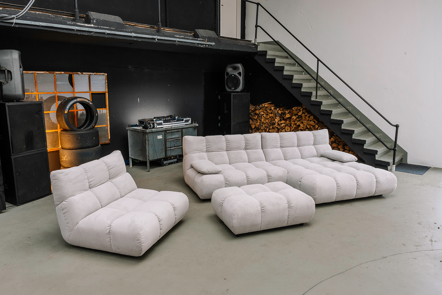 KAWOLA Sitzgruppe VIVIEN Ecksofa Drehsessel Hockerbank Feincord silber