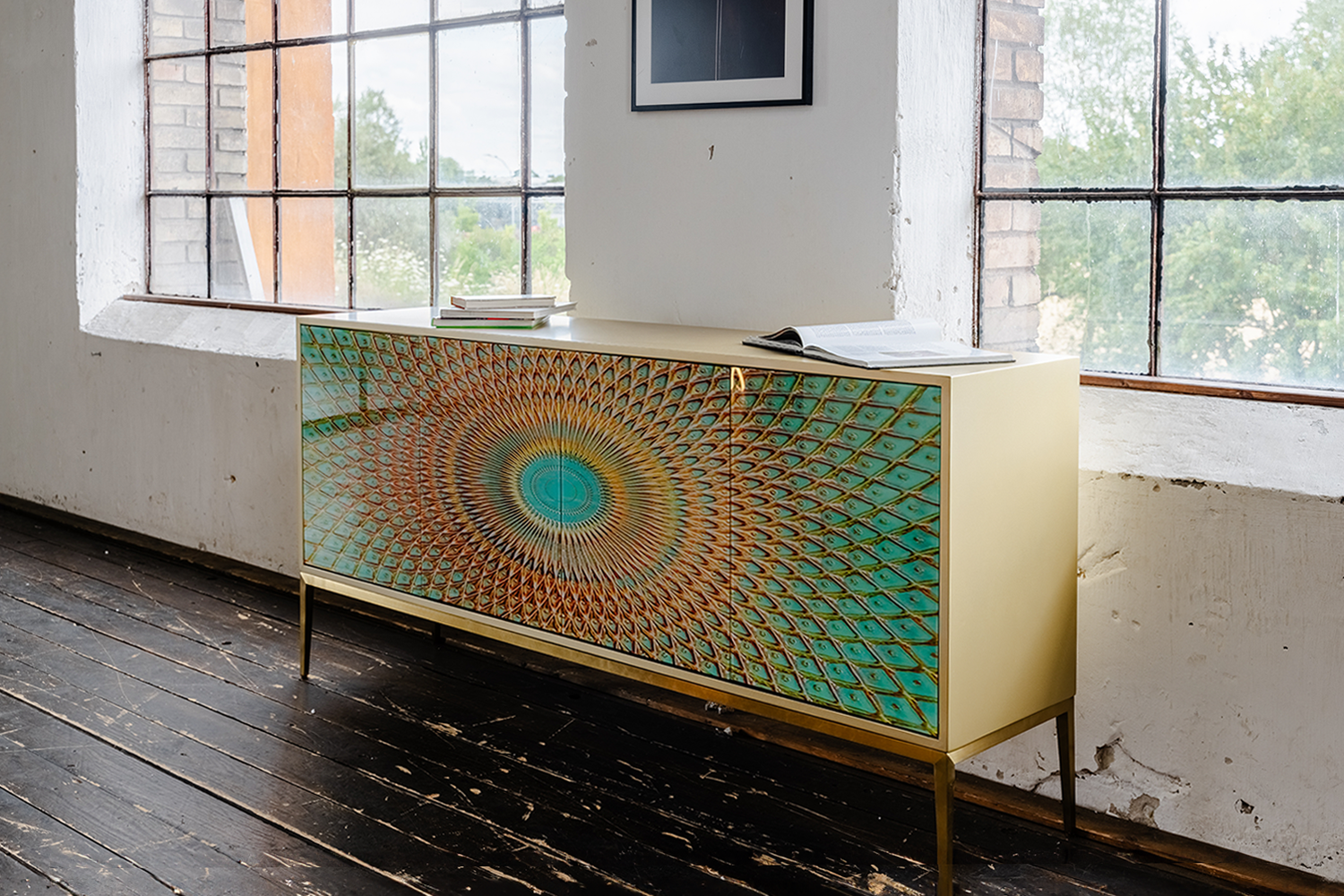 KAWOLA Sideboard LAGO 4 Türen Glas grün Fuß Edelstahl goldfarben