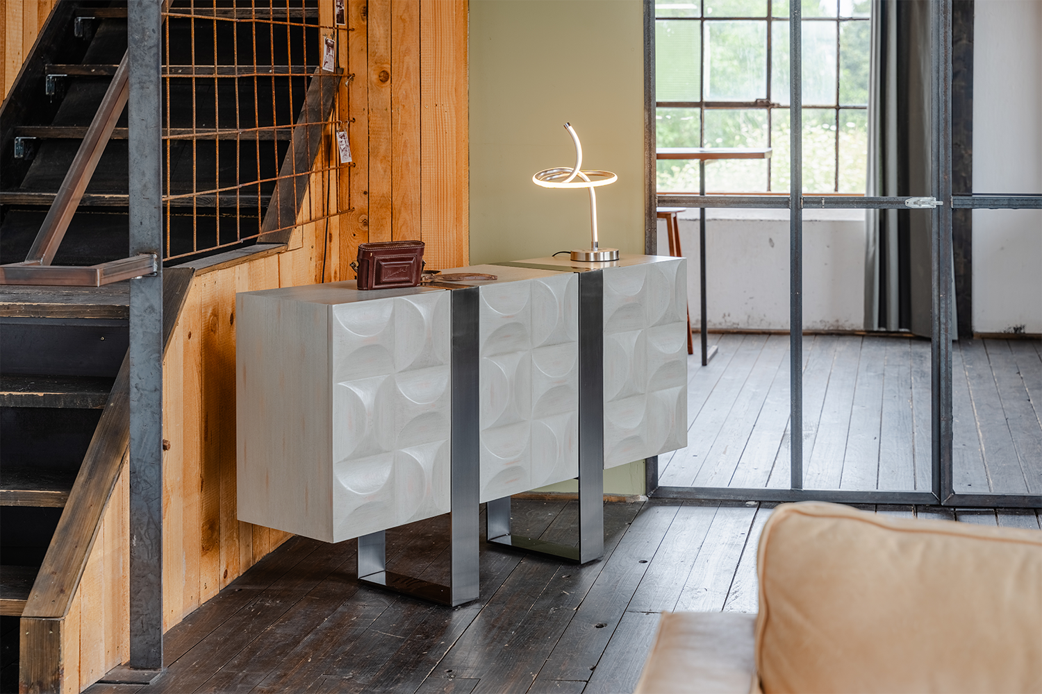 KAWOLA Sideboard MARGO 3 Türen Ulme furniert grau Fuß Edelstahl gebürstet