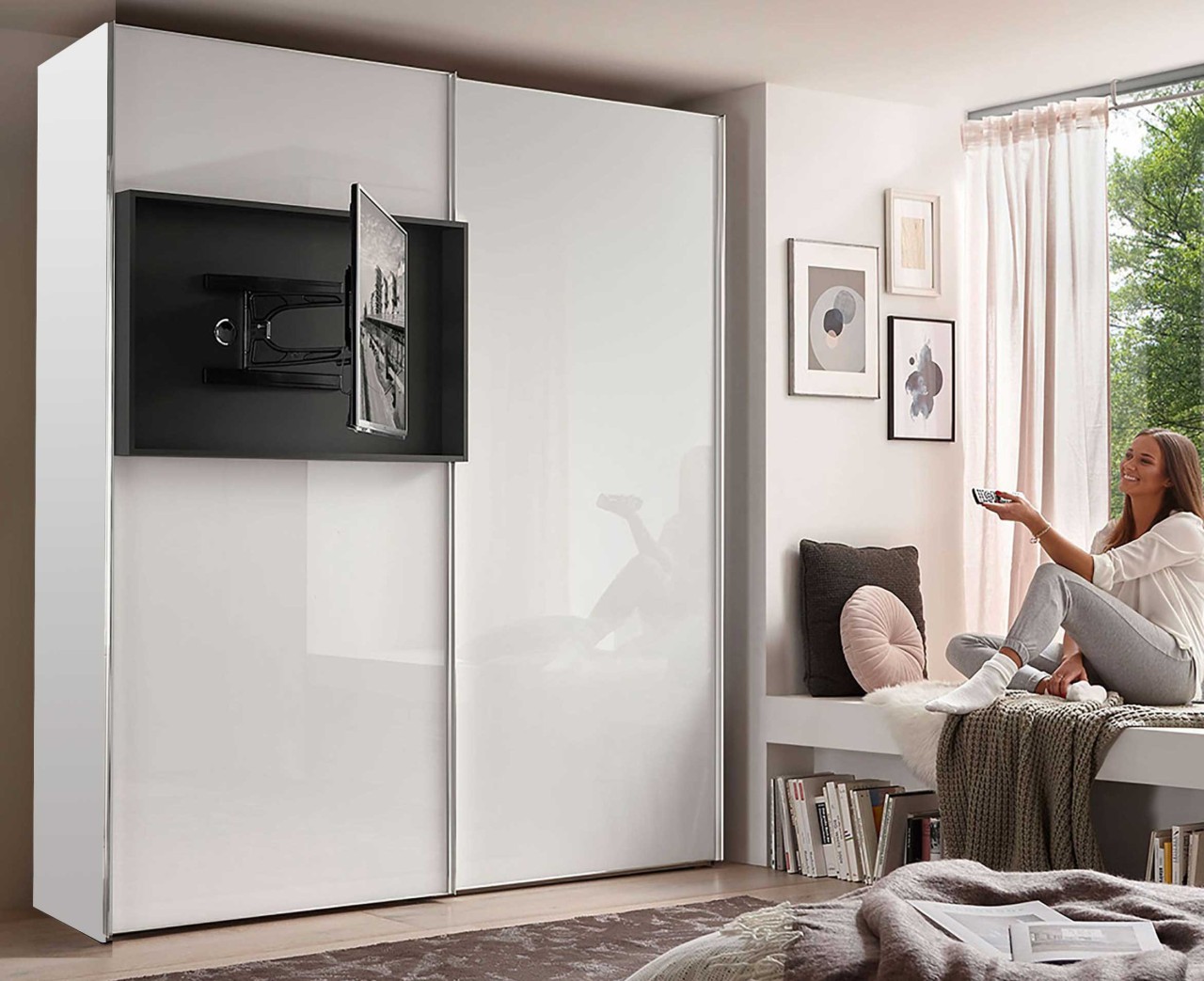 Kleiderschrank mit TV-Halterung