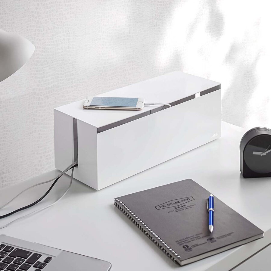 Yamazaki Kabelbox staubfrei 40x14x15cm Kunststoff weiß. Die ideale Lösung für ein ordentliches Kabelmanagement in Ihrem Büro oder modernen Wohnzimmer.