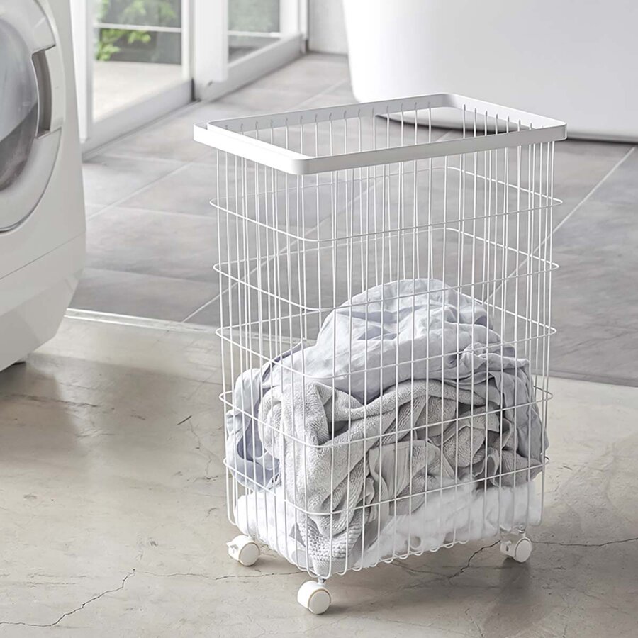 Yamazaki Wäschekorb mobil auf Rollen 46x61x28cm Metall weiß. Ein funktionaler Wäschesammler für mehr Struktur und Komfort in Ihrem modernen Badezimmer