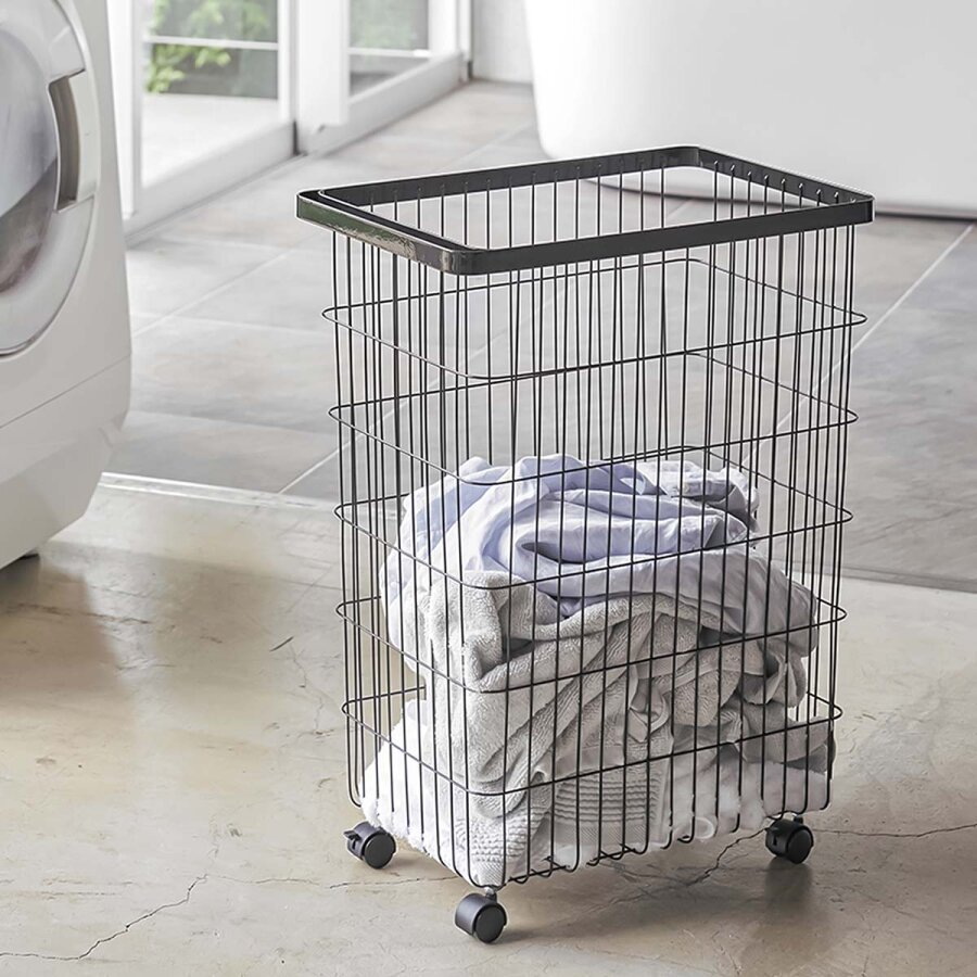Yamazaki Wäschekorb mobil auf Rollen 46x61x28cm Metall schwarz. Ein funktionaler Wäschesammler für mehr Struktur und Komfort in Ihrem modernen Bad.