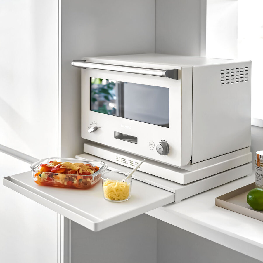 Yamazaki Arbeitsplatten-Ausziehtablett Zusatzablage 45x37cm Metall weiß. Dezenter und robuster Auszug für Ihre Küchengeräte oder Kaffeemaschinen.