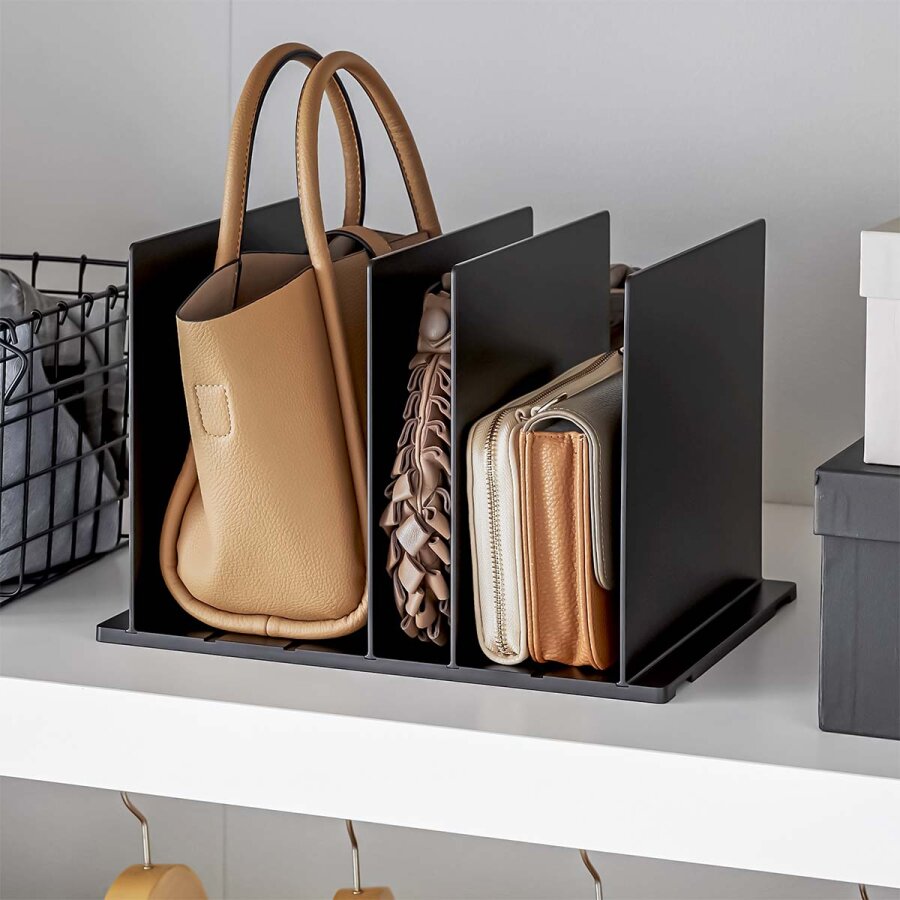 Yamazaki Taschen-Organizer verstellbar platzsparend Smart – schwarz. Edler Loft-Style und perfekte Übersicht für Ihre Taschen und Unterlagen im Regal.