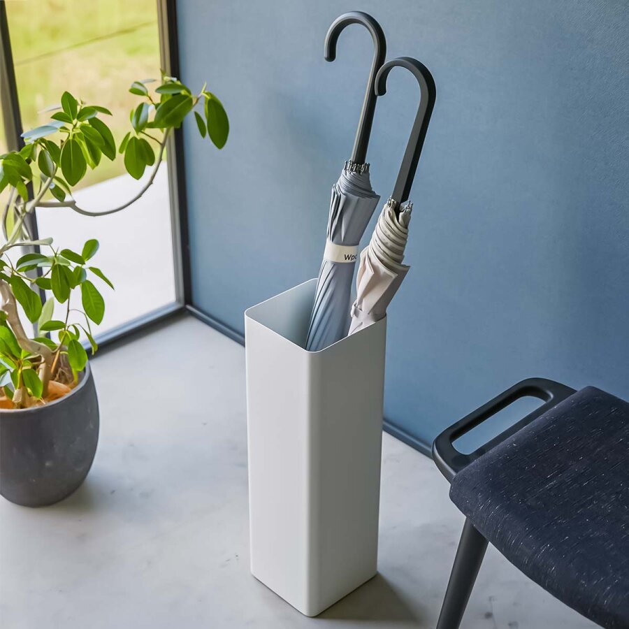 Yamazaki Schirmständer kompakt platzsparend Smart – Metall weiß. Helles Design und perfekte Ordnung für Ihre Regenschirme im modernen Eingangsbereich.