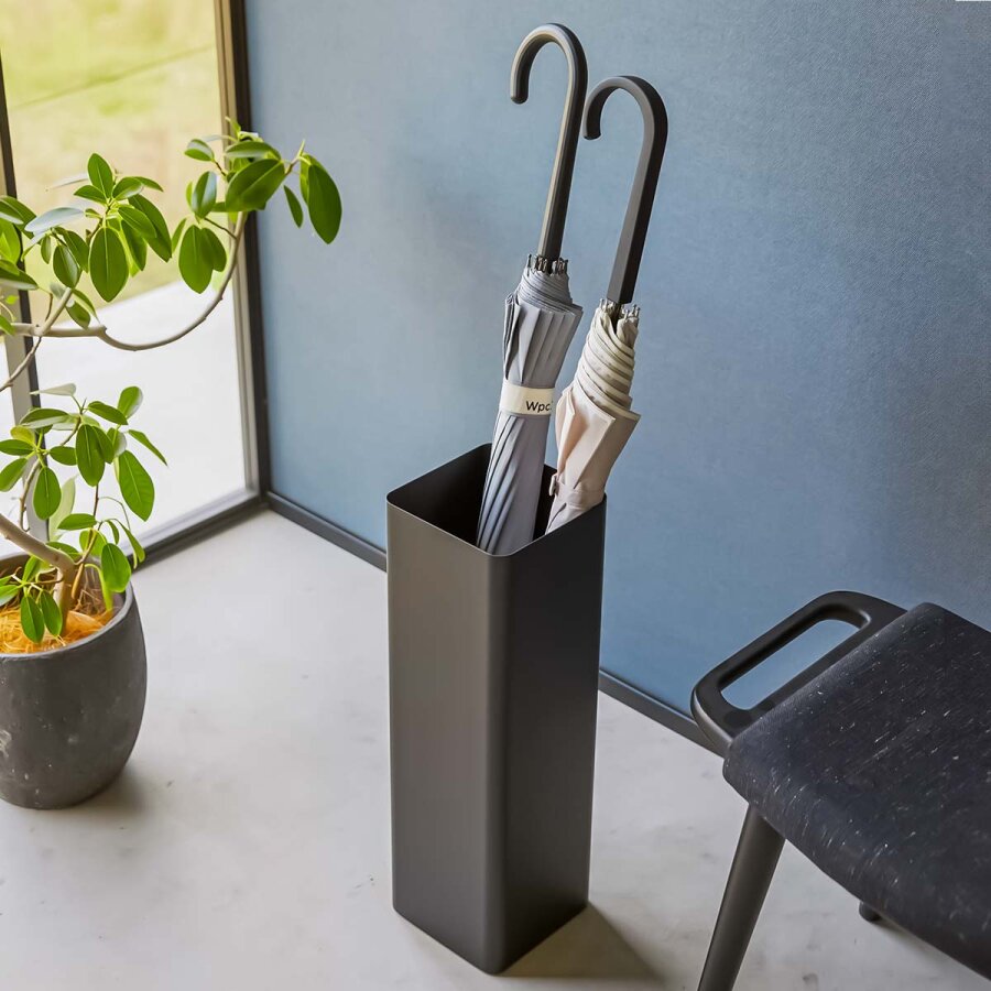 Yamazaki Schirmständer kompakt platzsparend Smart – Metall schwarz. Setzen Sie markante Akzente und organisieren Sie Ihre Schirme stilvoll im Loft.