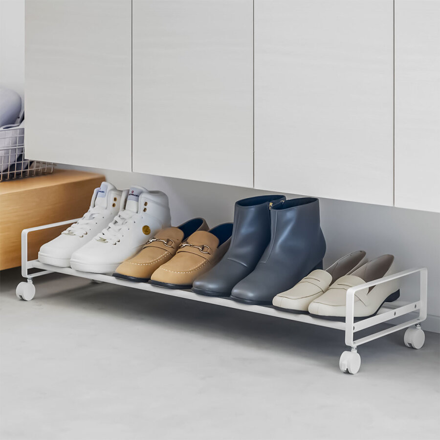 Yamazaki Schuhregal flach auf Rollen Tower – Metall weiß. Helle Akzente und diskrete Aufbewahrung für einen perfekt strukturierten Eingangsbereich.