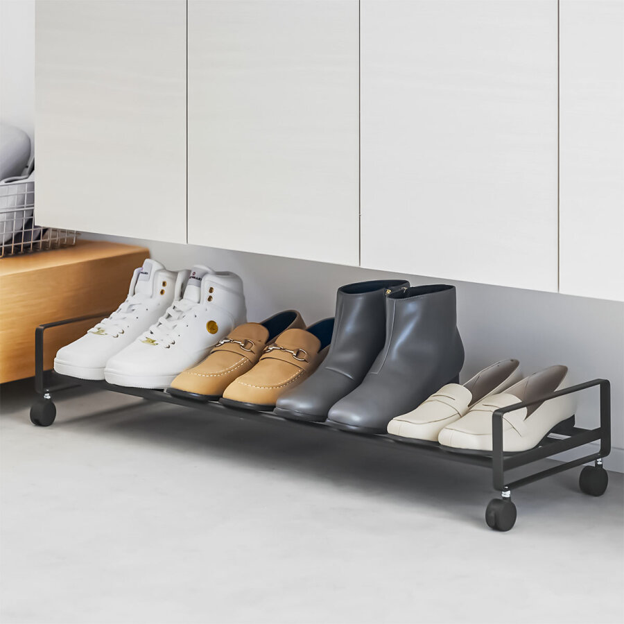 Yamazaki Schuhregal flach auf Rollen Tower – Metall schwarz. Edler Loft-Style und diskrete Organisation für Ihre Schuhe unter Kommoden und Betten.