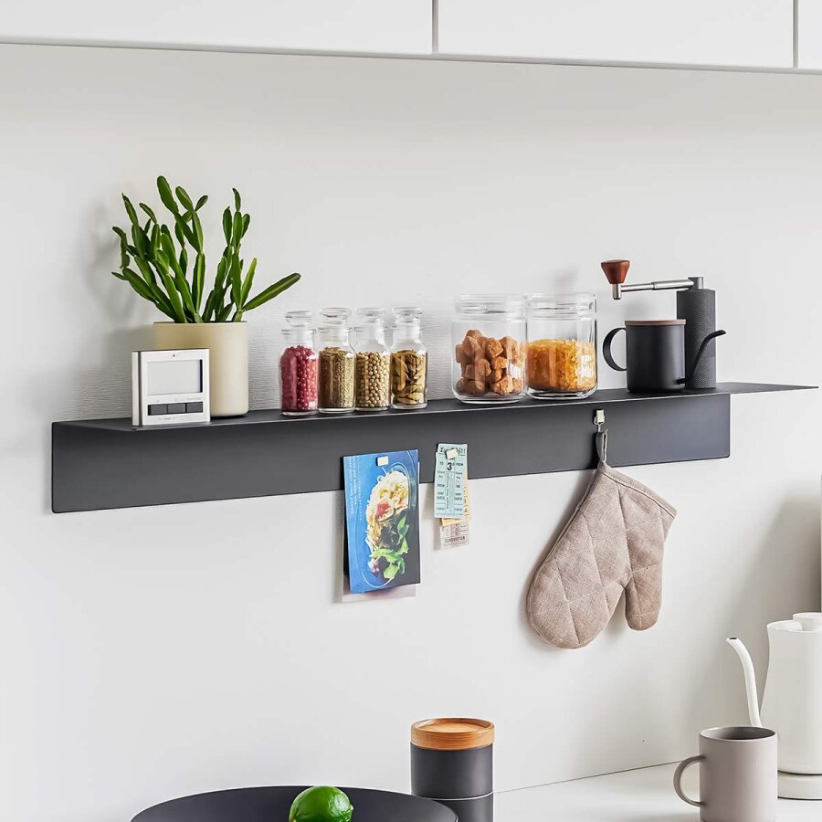 Yamazaki Wandregal minimalistische Wandaufbewahrung Tower – Metall schwarz. Setzen Sie markante Design-Akzente mit diesem schwebenden Metallregal.