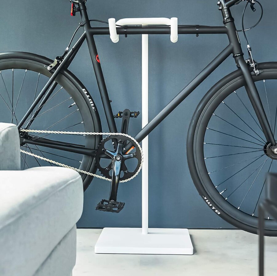 Design Fahrradständer für die Wohnung (weiß) 94cm hoch platzsparend 'Tower' Fahrradhalter, modernes Design, für Rennrad YAMAZAKI HOME