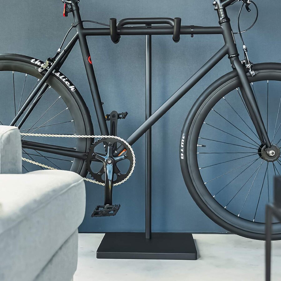 Design Fahrradständer für die Wohnung (schwarz) 94cm hoch platzsparend 'Tower' Fahrradhalter, modernes Design, für Rennrad YAMAZAKI HOME