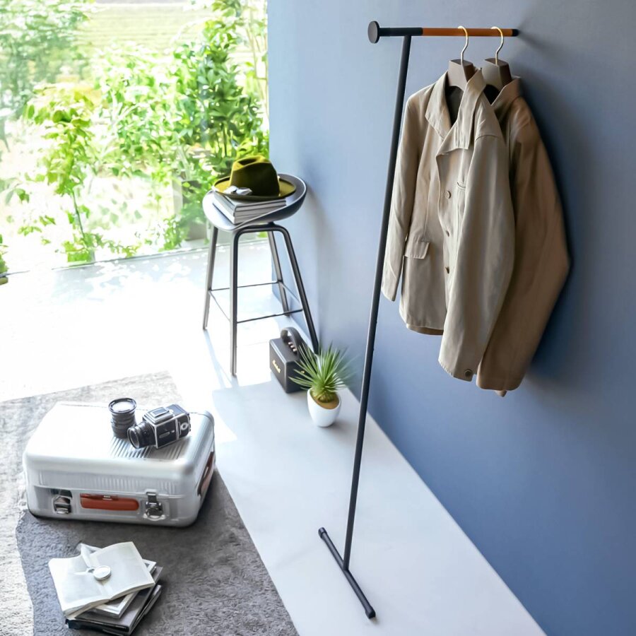 Yamazaki Anlehngarderobe platzsparend ohne Bohren Tower – Metall schwarz. Edler Loft-Style und flexible Ordnung für Ihre Garderobe im Flur.