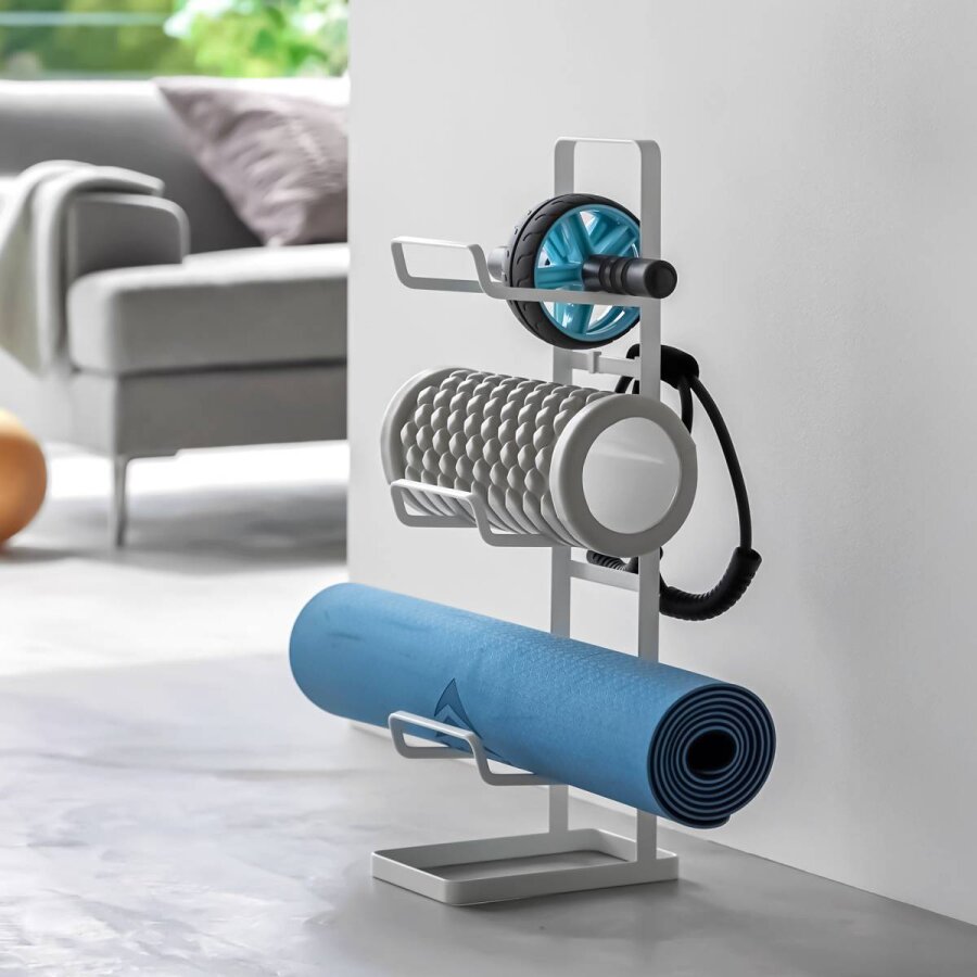 Yamazaki Fitnessgeräte-Ständer platzsparend Tower – Metall weiß. Helle Akzente und perfekte Organisation für Ihre Yoga-Matten und Faszienrollen.