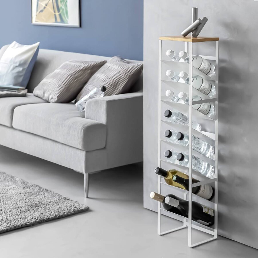 Yamazaki Flaschenregal 8 Etagen schräg Tower – Metall weiß. Helles Nischenregal für eine stilvolle und geordnete Flaschenlagerung in Ihrer Küche.
