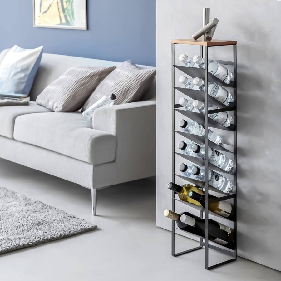 Yamazaki Flaschenregal 8 Etagen schräg Tower – Metall schwarz. Edler Loft-Style und perfekte Übersicht für Ihre Wein- und Wasserflaschen-Sammlung.