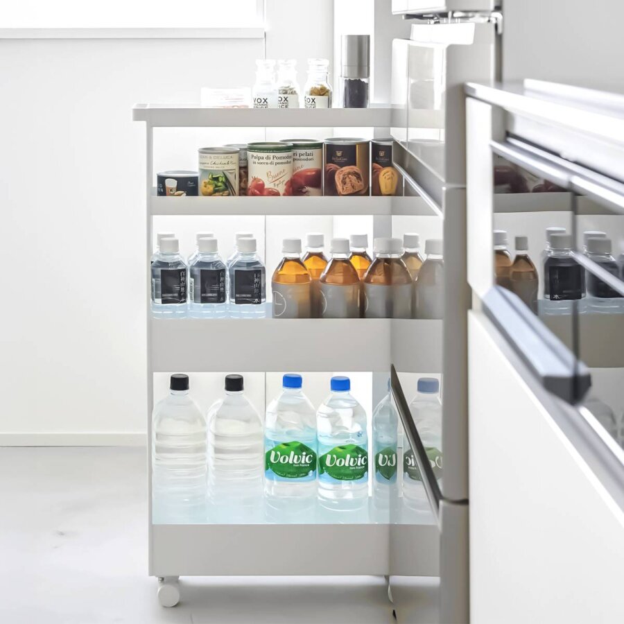 Yamazaki Nischenwagen 4 Ebenen und Rollen Tower – Metall weiß. Helles Design und mobile Flexibilität für schmale Nischen in Ihrem modernen Zuhause.