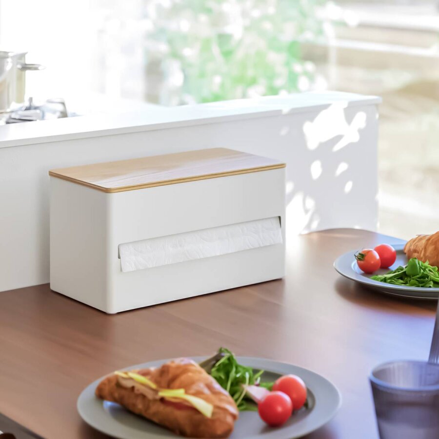 Yamazaki Küchenrollenhalter mit Ablage Rin – Metall Holz weiß. Schaffen Sie eine helle, freundliche Atmosphäre mit diesem funktionalen Design-Halter.