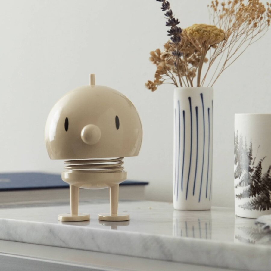 Wackelfigur dänisches Design latte 10x7,5cm | Hoptimist Bumble M Gustav Ehrenreich Kultobjekt Wohndekoration Büro-Accessoire.