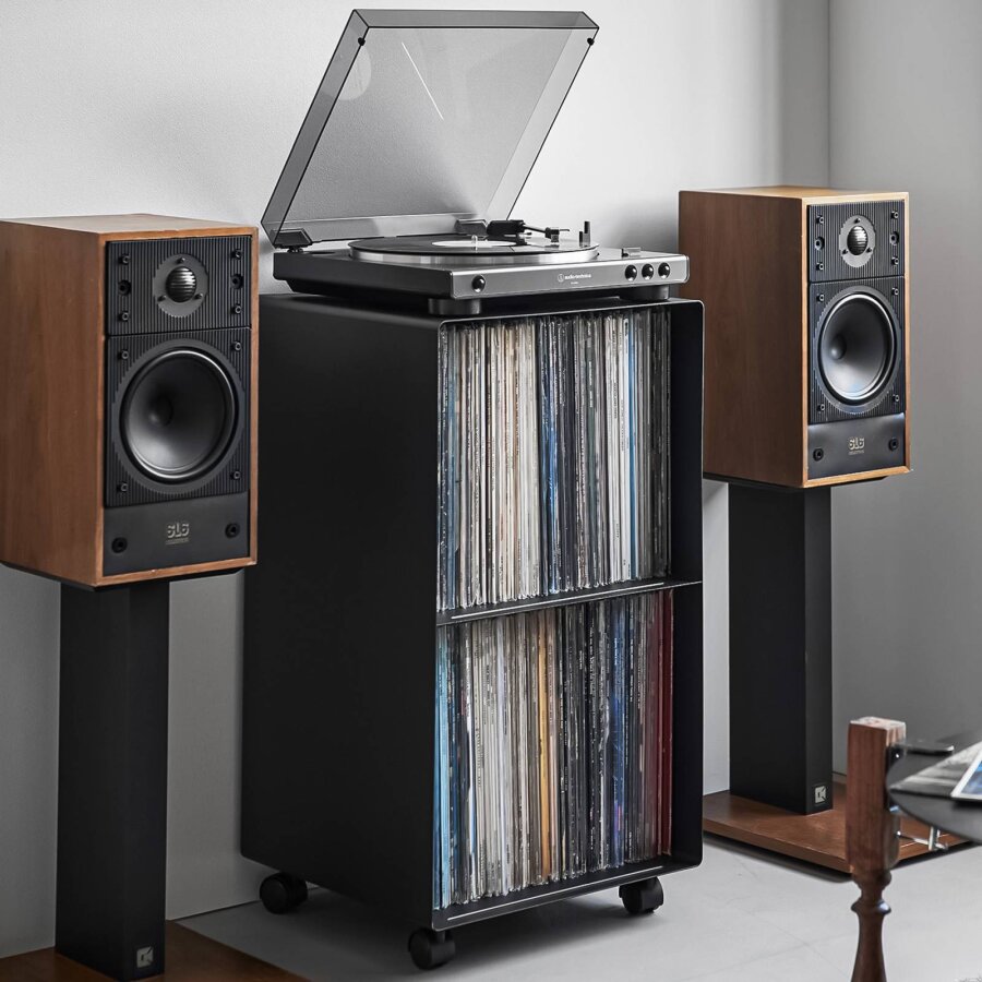 Yamazaki Schallplattenregal mobil mit Rollen Tower – Metall schwarz. Setzen Sie markante Akzente bei der Aufbewahrung Ihrer Vinyl-Sammlung.