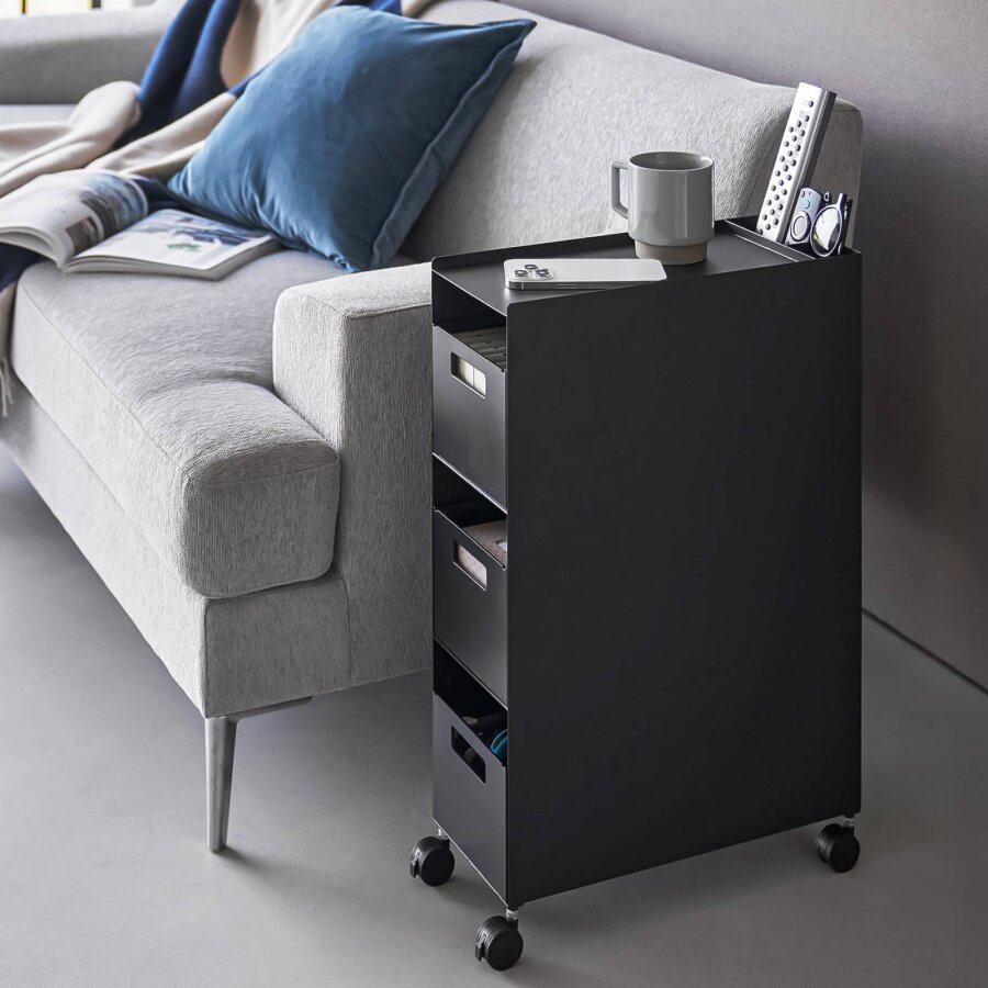 Aufbewahrungsregal Körbe mobil Metall schwarz 17,5x47,5x58cm | Yamazaki Tower. Schlankes Nischenregal für Bad und Küche mit Rollen für mehr Struktur.