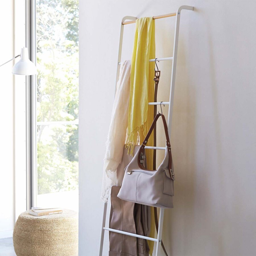 Yamazaki Handtuchleiter zum Anlehnen 45x162x11cm ohne Bohren Metall weiß. Flexible Dekoleiter und Kleiderleiter ideal für Handtücher und Decken.