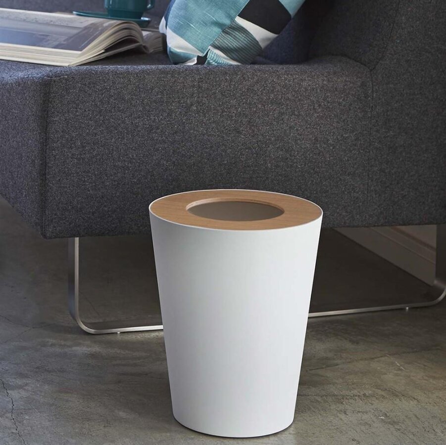 Minimalistischer Papierkorb aus Metall in der farbe weiß | Yamazaki Rin. Die funktionale Abfallentsorgung für Ihren geordneten Alltag im Büro.