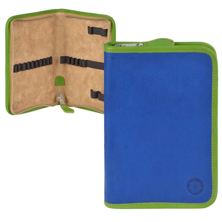 Schüleretui 15 Stiftschlaufen Leder blau 13x20cm | Sonnenleder Lasse. Der farbenfrohe Organizer für die Schule mit Akzenten in hellgrün aus Leder.