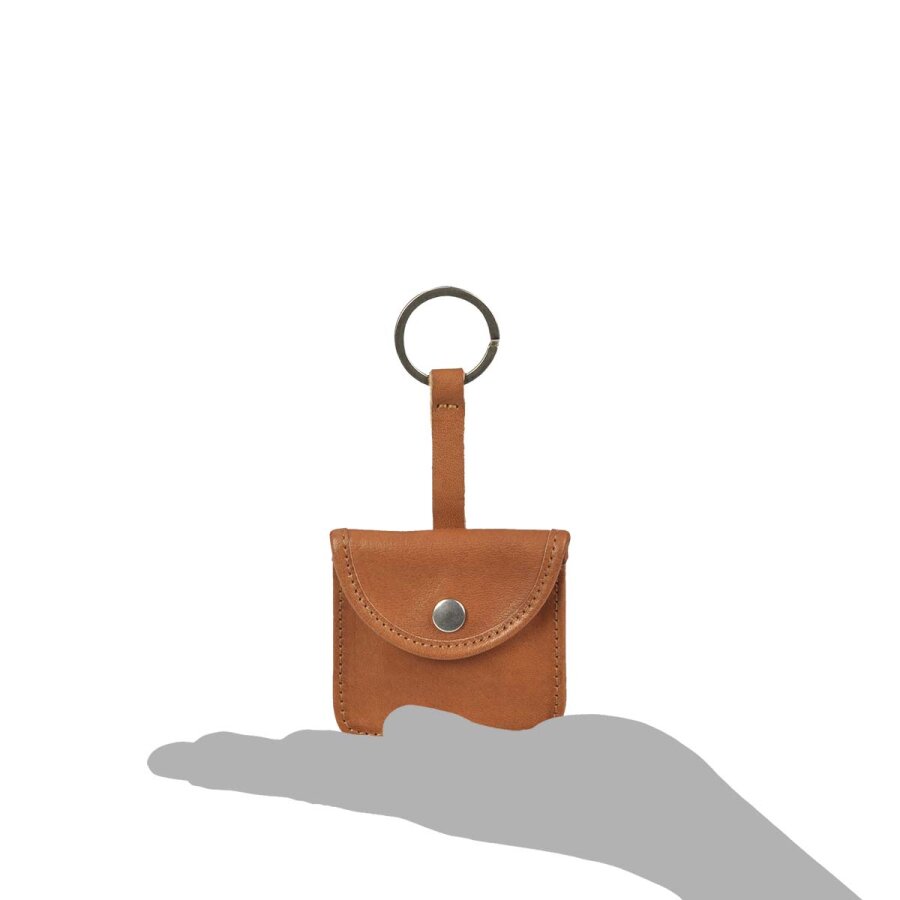 Schlüsselanhänger Druckknopffach Leder naturbraun 6x6cm | Sonnenleder Bellini. Ein kompakter Begleiter für Schlüssel und Notgeld in Alltag und Büro.